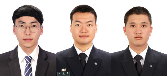 심폐소생술로 시민을 살린 국민대(총장 유지수) 학생들이 대학가와 인근 지역 사회에 훈훈한 미담으로 화제가 되고 있다. 지난 3일 오전 10시 30분쯤 국민대 기계공학부 김기배 학생 등 3명은 공학관 앞에서 갑자기 쓰러져 호흡곤란 증세를 보이던 60대 시민 A씨를 발견하고 신속하게 심폐소생술을 시행해 생명을 구했다. 왼쪽부터 김기배(기계시스템전공 3학년), 이세준(신소재공학부 4학년), 주현우(기계시스템전공 4학년) 학생. 국민대 제공